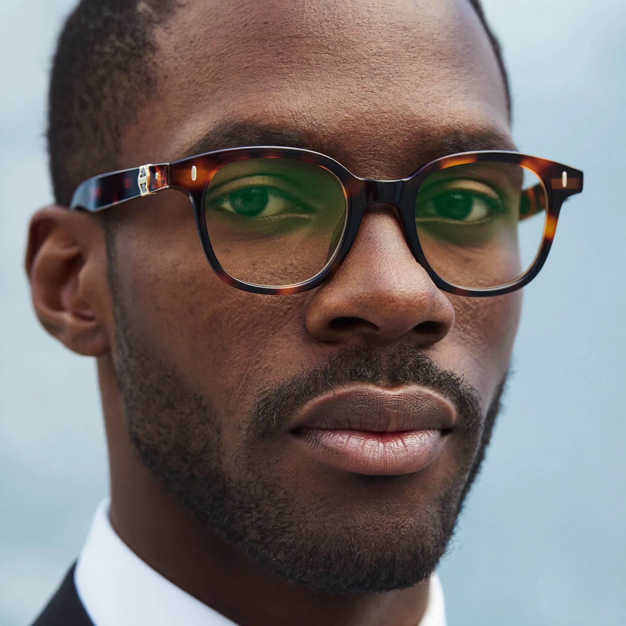 Portrait d'une personne portant des lunettes élégantes